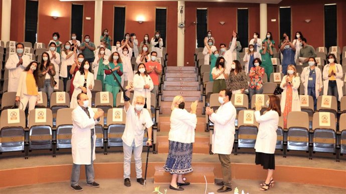 Foto de grupo del acto de despedida.