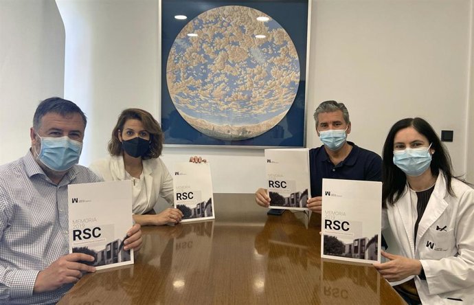 De derecha a izquierda: Luis Mesa del Castillo, director general; Ana Aguado, directora de Recursos Humanos; Jaime Dávalos, director adjunto y responsable de Atención al Paciente; y María Luisa Mesa del Castillo, directora de Calidad y MedioAmbiente.