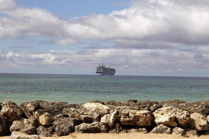 El crucero Odyssey of the Seas, varado en la bahía de Palma. 