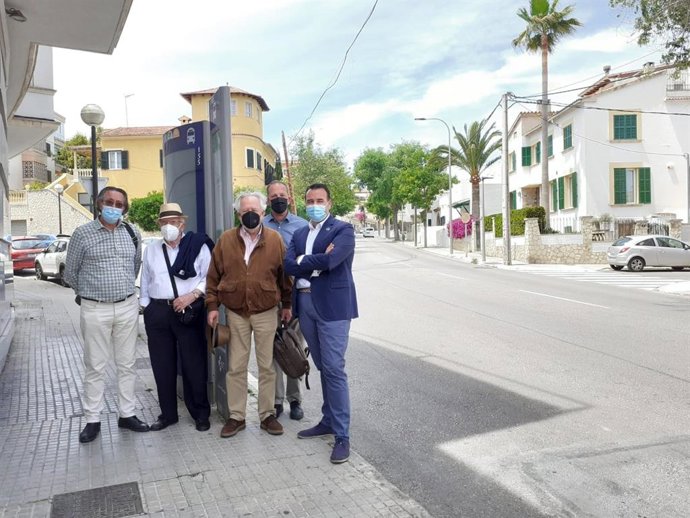 El teniente de alcalde de Movilidad Sostenible, Francesc Dalmau, con el gerente de la EMT, Mateu Marcús, y la Asociación de Vecinos de Son Armadams.