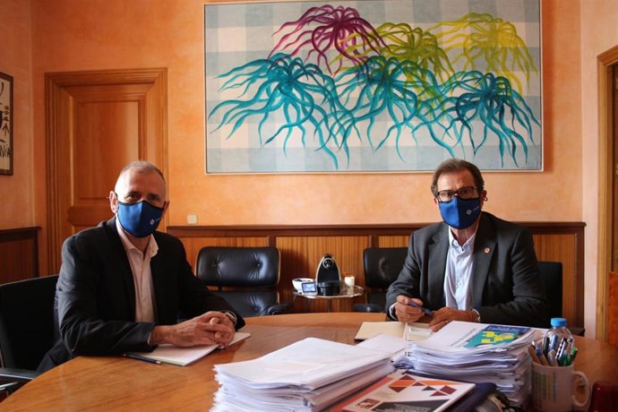 El doctor y rector electo, Jaume Carot, y el doctor y rector saliente, Lloren Huguet