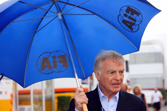 Archivo - FILED - 13 September 2008, Italy, Monza: Max Mosley, then FIA President, is pictured at the Autodromo Nazionale di Monza circuit in Monza, ahead of the 2008 Formula One Grand Prix of Italy. Former race driver and former President of FIA (Inter