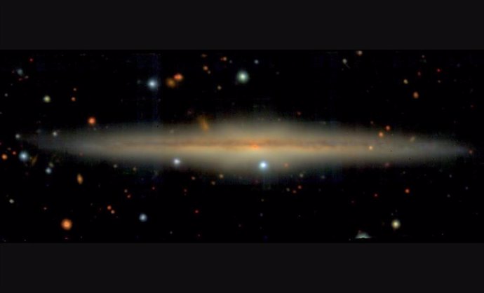 La galaxia UGC 10738, vista de canto a través del Very Large Telescope del Observatorio Europeo Austral en Chile, revela distintos discos gruesos y delgados.