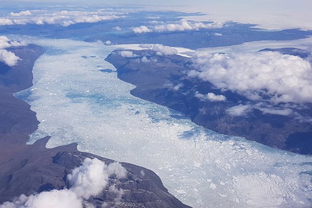 Archivo - Una vista aérea de Nuup Kangerlua (fiordo) y los glaciares que lo alimentan con agua de deshielo. Este fiordo recibe aproximadamente 20 kilómetros cúbicos de agua de deshielo de la capa de hielo cada año .