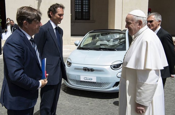 De izquierda a derecha, Olivier Franois, John Elkann, el Papa Francisco y Carlos Tavares.