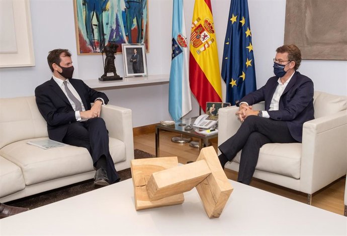O presidente da Xunta, Alberto Núñez Feijóo, acompañado do conselleiro de Economía e Industria, Francisco Conde, reúnese con representantes de Energías de Portugal no seu despacho de San Caetano. Santiago de Compostela, 24/5/2021.