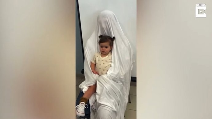 Este padre comparte su truco para hacer la foto del pasaporte a su hija