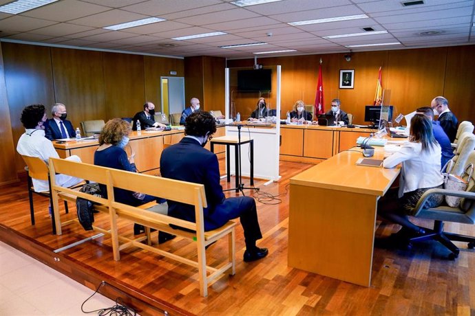 Francisco Nicolás Gómez Iglesias (i-blanco), más conocido como el Pequeño Nicolás, sentado en el banquillo de los acusados para declarar en un juicio en la Audiencia Provincial de Madrid, a 20 de mayo de 2021, en Madrid, (España). Gómez Iglesias está ac