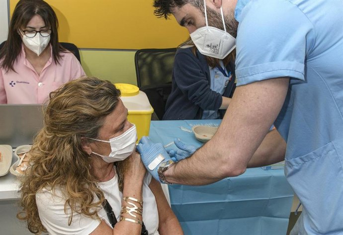 La consejera vasca de Salud, Gotzone Sagardui, recibe la vacuna contra la covid-19.