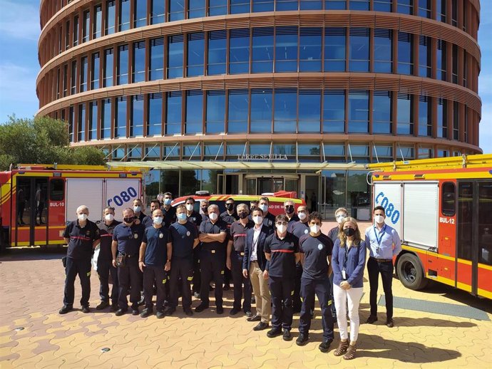 Bomberos ante la Torre Sevilla