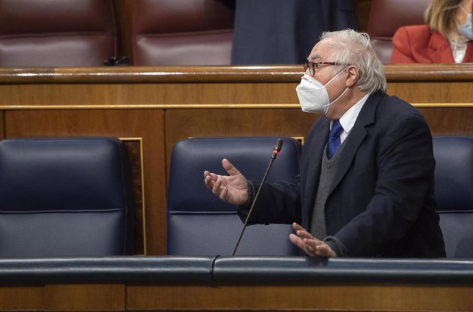 El ministro de Universidades, Manuel Castells, interviene durante una sesión de control al Gobierno, a 19 de mayo de 2021