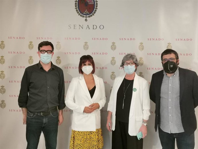 De izquierda a derecha, el coordinador de MÉS, Antoni Noguera, la portavoz de Adelante Andalucía, Teresa Rodríguez, la senadora Pilar González y el senador Vicen Vidal.