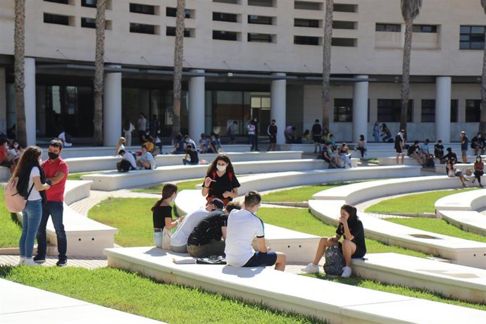 Estudiantes en la Universidad de Alicante.