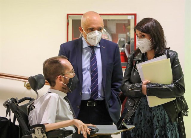 Archivo - (I-D) El portavoz de Unidas Podemos en el Congreso, Pablo Echenique; el secretario general del Grupo Socialista en el Congreso, Rafael Simancas; y la portavoz del PSOE en el Congreso, Adriana Lastra, conversan a su llegada a una Junta de Portavo