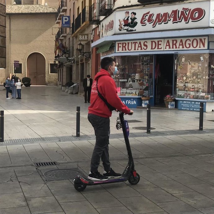 Archivo - Usuario de patinete en el centro de Zaragoza