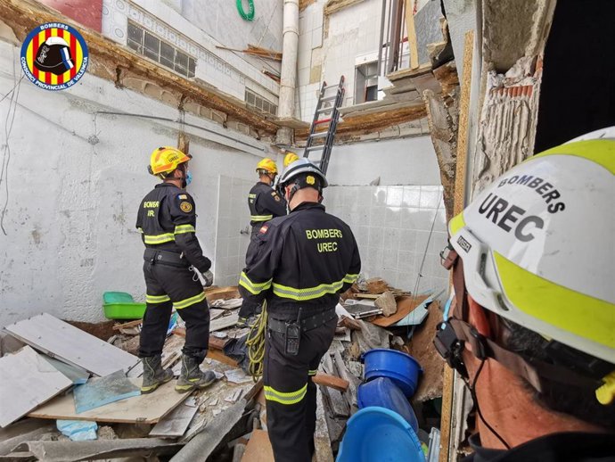 Efectivos del Consorcio Provincial de Bomberos de Valencia han actuado en Alaqus (Valencia) después de que una terraza de una vivienda se precipitara al piso de abajo