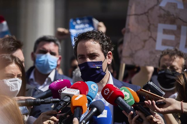 El secretario general del PP, Teodoro García Egea, responde a los medios en una manifestación con motivo del recorte de caudal del Trasvase Tajo-Segura en la Plaza San Juan de la Cruz, a 24 de mayo de 2021, en Madrid (España).