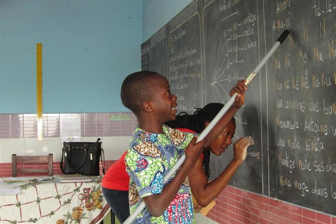 Archivo - Niño en la pizarra en una escuela de los salesianos en Cotonou, Benín, África