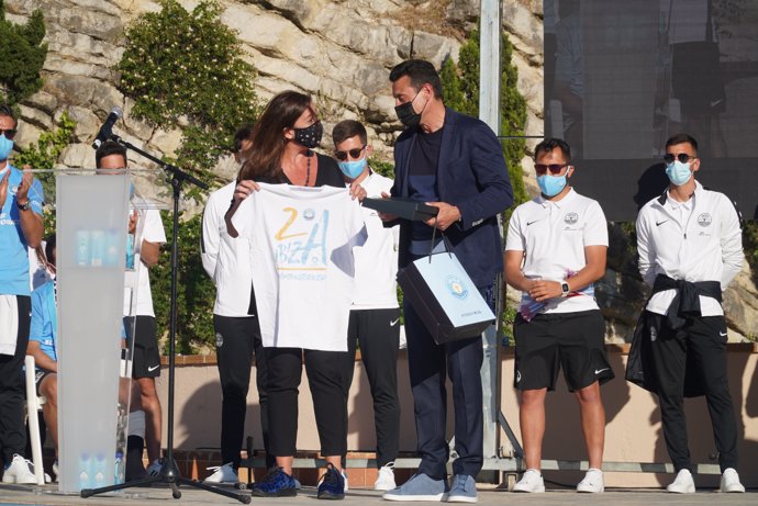 La presidenta del Govern, Francina Armengol, participa en el acto de homenaje que el Ayuntamiento de Ibiza ha organizado por el ascenso a Segunda División de la UD Ibiza.
