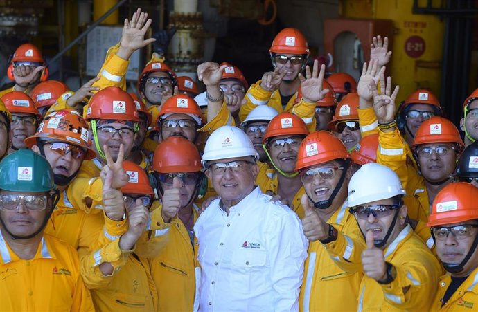 Archivo - El presidente de México, Andrés Manuel López Obrador, con trabajadores de Pemex