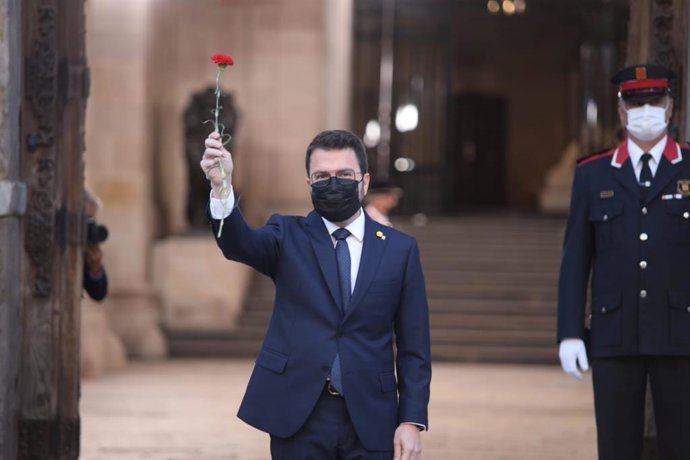 El presidente de la Generalitat, Pere Aragons, con un clavel para depositarlo ante el Palau en memoria de su antecesor Lluís Companys