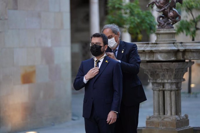 El expresidente Quim Torra pone la medalla de presidente de la Generalitat a Pere Aragons