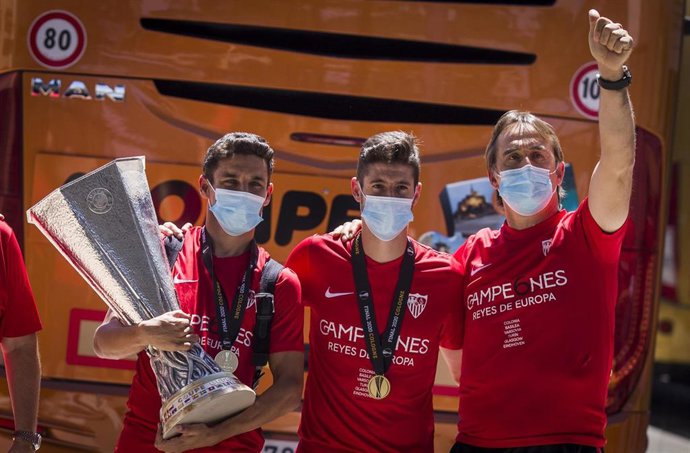 Archivo - Sergio Escudero (centro) junto a Jesús Navas y Julen Lopetegui