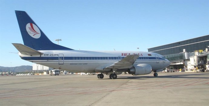 Archivo - Avión de Belavia Belarusian Airlines  