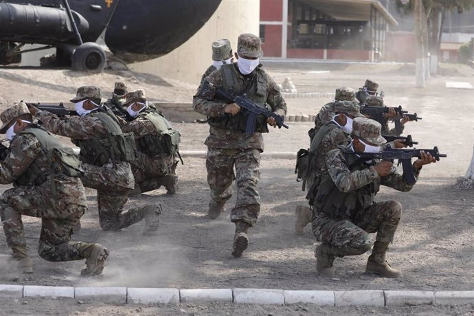 Archivo - Maniobras de entrenamiento del Ejército de Perú.