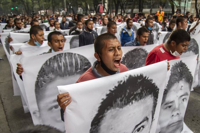 Archivo - 26 September 2020, Mexico, Mexico City: Students and parents of the 43 students from Ayotzinapa Rural Teachers' College, who were forcibly abducted and then disappeared in Iguala, take part in a march at Zocalo square to demand justice after s