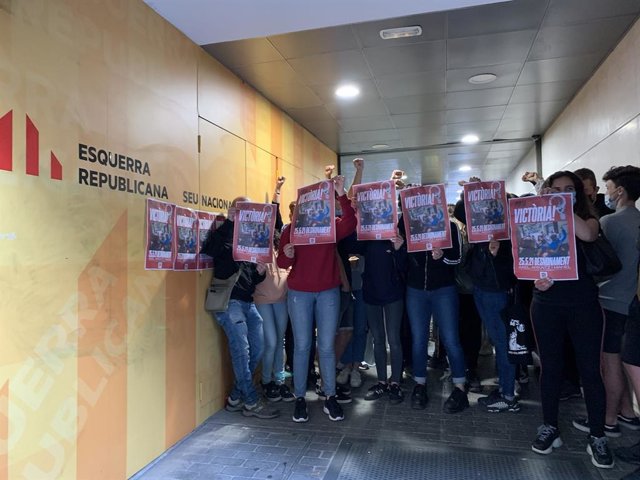 Activistas ocupan la sede de ERC en protesta por un desahucio.