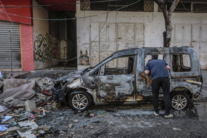 Restos de un vehículo tras un bombardeo de Israel contra la Franja de Gaza