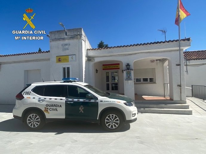 Cuartel y coche patrulla de la Guardia Civil.