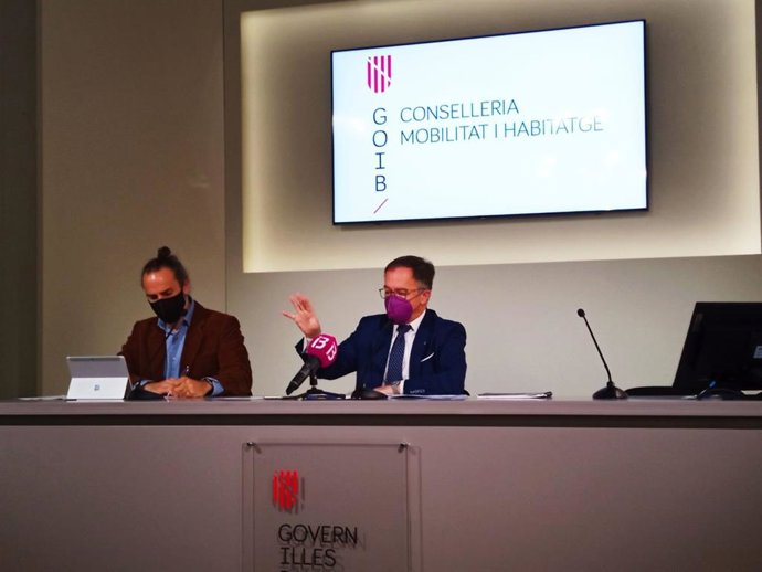 El director general de Vivienda y Arquitectura, Eduard Rosby, y el conseller de Movilidad y Vivienda, Josep Marí, en rueda de prensa.