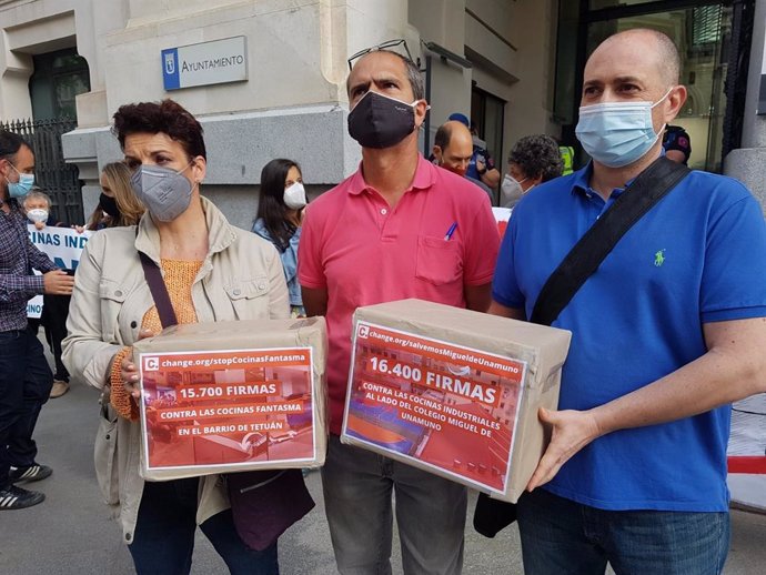 Vecinos recogen firmas a las puertas del Ayuntamiento de la capital contra las cocinas fantasma