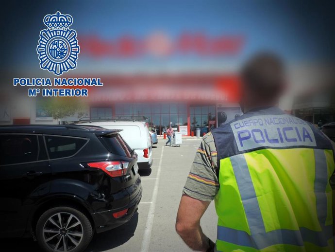 Establecimiento donde los presuntos responsables cometieron el hurto de 28 teléfonos móviles.