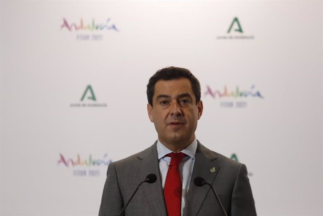 El presidente de la Junta de Andalucía, Juanma Moreno, en una foto de archivo en la inauguración de  el pabellón de Andalucía en Fitur a  19 de mayo del 2021, en Madrid, España