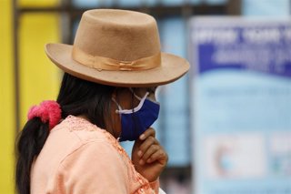 Archivo - Una mujer con mascarilla en Lima