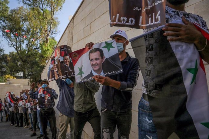 Sirios con pancartas con la efigie del presidente de Siria, Bashar al Assad, durante la votación en Líbano en las elecciones presidenciales de 2021