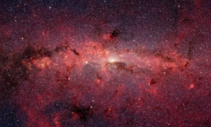 Imagen del centro de la galaxia obtenida con el telescopio espacial Spitzer, donde se pueden ver zonas de Nubes moleculares, entre ellas, la nube en la que se ha descubierto la etanolamina.
