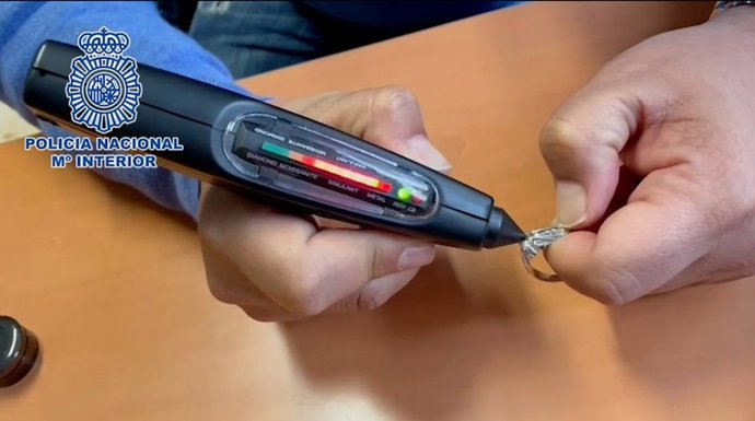 Dos detenidos por colar en joyerías como diamantes auténticos piedras de 'moissanitas'