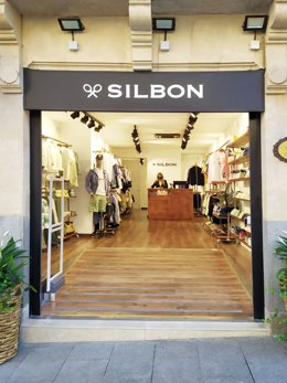 La marca de moda masculina sigue expandiendo su red nacional de retail con esta nueva apertura a pie de calle, que dará cabida a la colección sport/casual y tailoring.