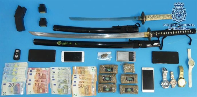Material, droga y dinero incautado en el punto de venta desarticulado en San Fernando de Maspalomas
