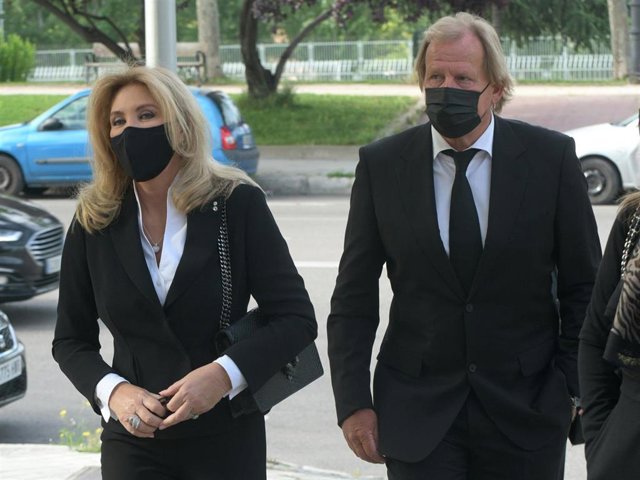 Norma Duval, con su pareja, llegando al entierro de su madre, Purificación Aguilera