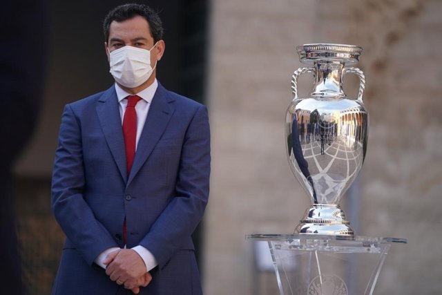 El presidente de la Junta de Andalucía, Juanma Moreno, este martes en Sevilla con el trofeo de la Eurocopa de fútbol.