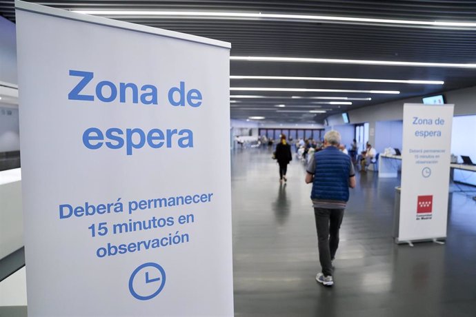 Un hombre entra en la zona de espera, después de recibir la dosis con la vacuna de Pfizer en el Wanda Metropolitano, a 19 de mayo de 2021, en Madrid (España). La Comunidad de Madrid comenzó a vacunar el pasado lunes a las personas de entre 50 y 59 años 