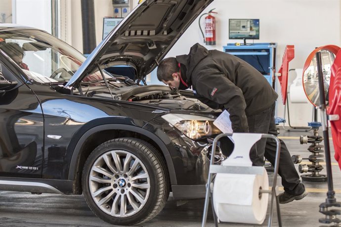Archivo - Operacio realizando la inspección técnica de un vehículo.