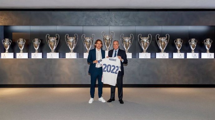 El jugador del Real Madrid Luka Modric y el presidente del Real Madrid, Florentino Pérez, en la renovación del croata hasta 2022