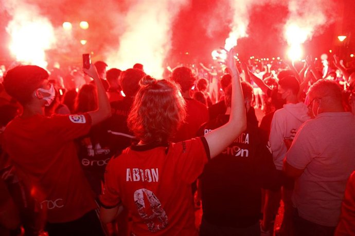 Aficionados celebran la subida a primera división del Mallorca.