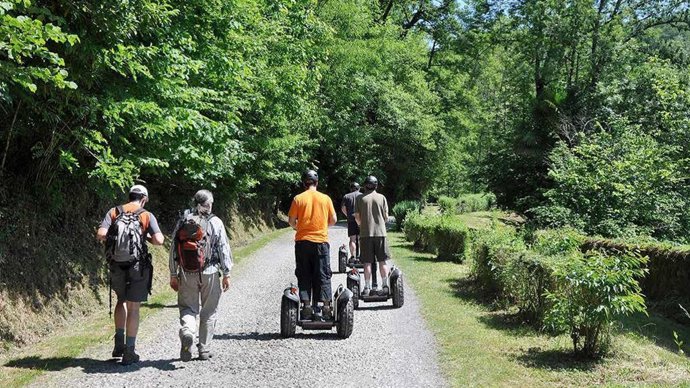 Un grupo de excursionistas recorre a pie y en segway un sendero navarro